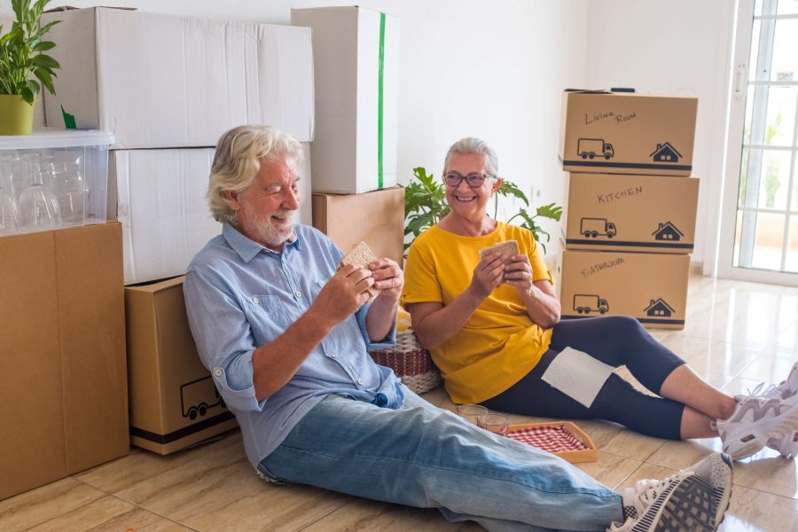 50-couple-moving-home-scaled 50-couple-moving-home-scaled